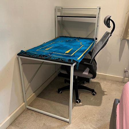 London Holiday Home Newly Refurbished - Entire 4 Bedroom Private House With Kitchen, Living Room & Private Garden - 1 Cape House London, Within 30 Mins From Central London, London Bridge & Canary Wharf Buitenkant foto