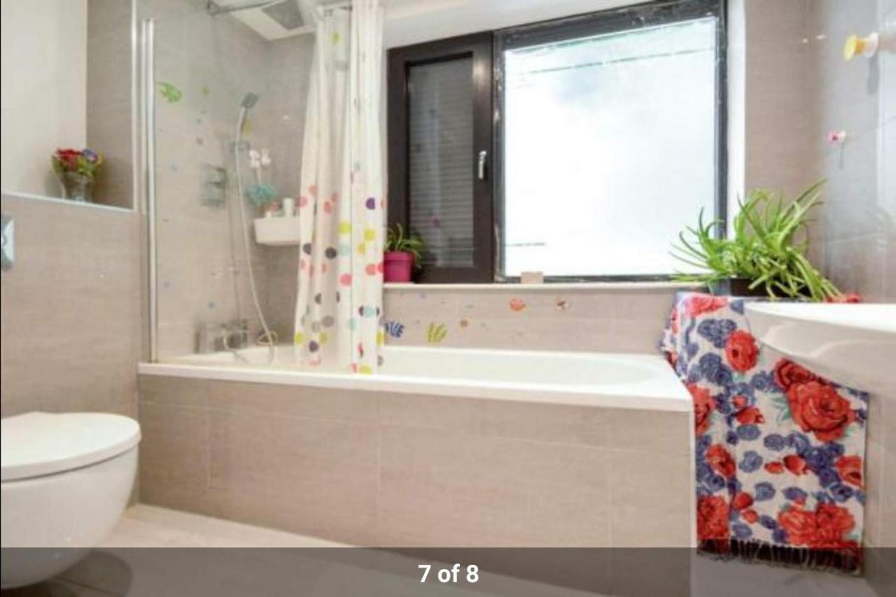 London Holiday Home Newly Refurbished - Entire 4 Bedroom Private House With Kitchen, Living Room & Private Garden - 1 Cape House London, Within 30 Mins From Central London, London Bridge & Canary Wharf Buitenkant foto