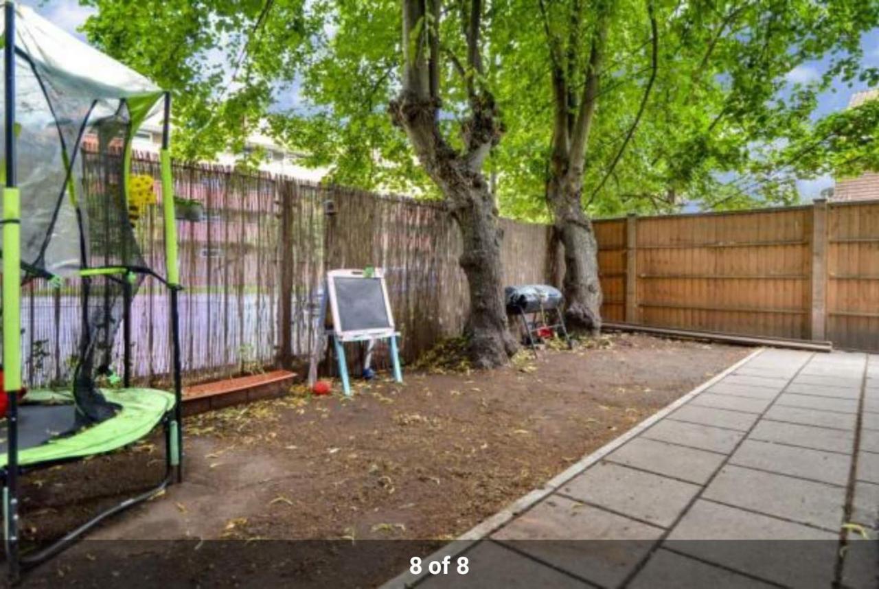 London Holiday Home Newly Refurbished - Entire 4 Bedroom Private House With Kitchen, Living Room & Private Garden - 1 Cape House London, Within 30 Mins From Central London, London Bridge & Canary Wharf Buitenkant foto