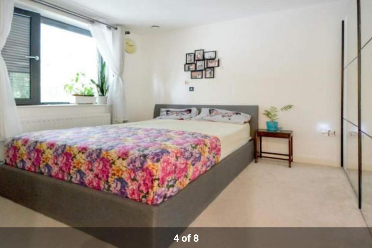 London Holiday Home Newly Refurbished - Entire 4 Bedroom Private House With Kitchen, Living Room & Private Garden - 1 Cape House London, Within 30 Mins From Central London, London Bridge & Canary Wharf Buitenkant foto