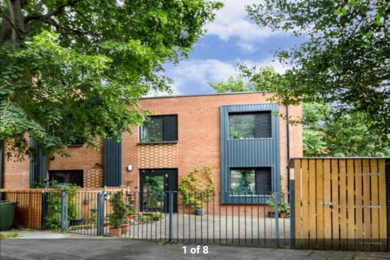 London Holiday Home Newly Refurbished - Entire 4 Bedroom Private House With Kitchen, Living Room & Private Garden - 1 Cape House London, Within 30 Mins From Central London, London Bridge & Canary Wharf Buitenkant foto