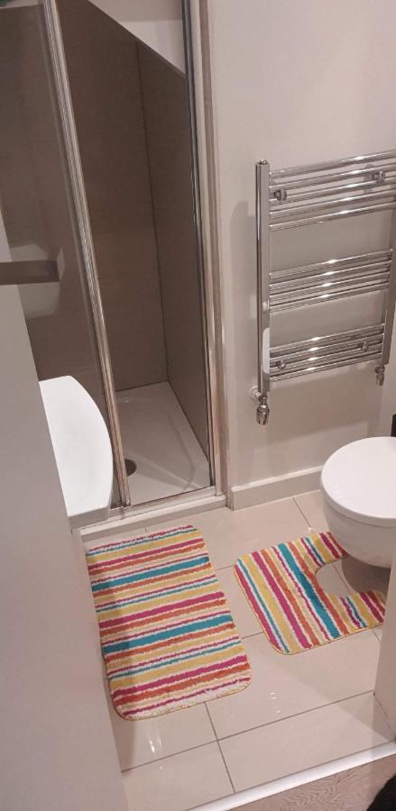 London Holiday Home Newly Refurbished - Entire 4 Bedroom Private House With Kitchen, Living Room & Private Garden - 1 Cape House London, Within 30 Mins From Central London, London Bridge & Canary Wharf Buitenkant foto