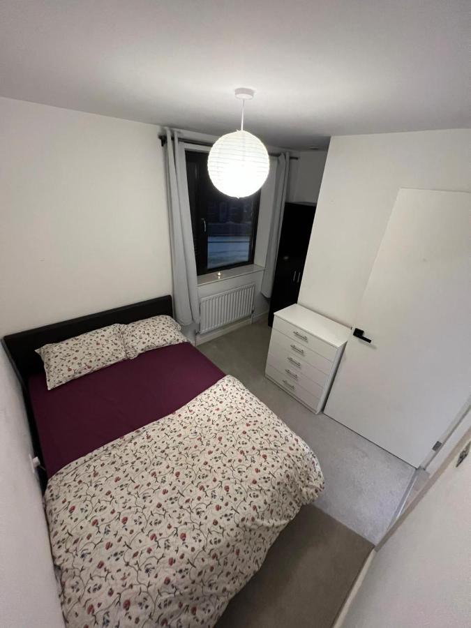 London Holiday Home Newly Refurbished - Entire 4 Bedroom Private House With Kitchen, Living Room & Private Garden - 1 Cape House London, Within 30 Mins From Central London, London Bridge & Canary Wharf Buitenkant foto