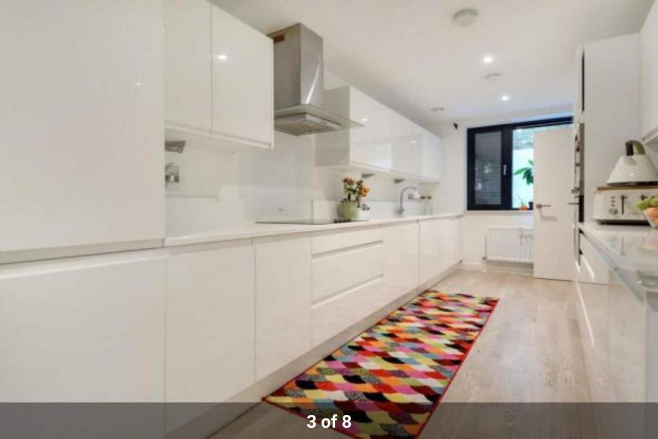 London Holiday Home Newly Refurbished - Entire 4 Bedroom Private House With Kitchen, Living Room & Private Garden - 1 Cape House London, Within 30 Mins From Central London, London Bridge & Canary Wharf Buitenkant foto