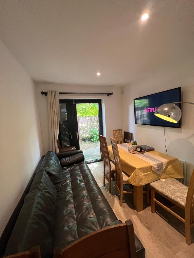 London Holiday Home Newly Refurbished - Entire 4 Bedroom Private House With Kitchen, Living Room & Private Garden - 1 Cape House London, Within 30 Mins From Central London, London Bridge & Canary Wharf Buitenkant foto